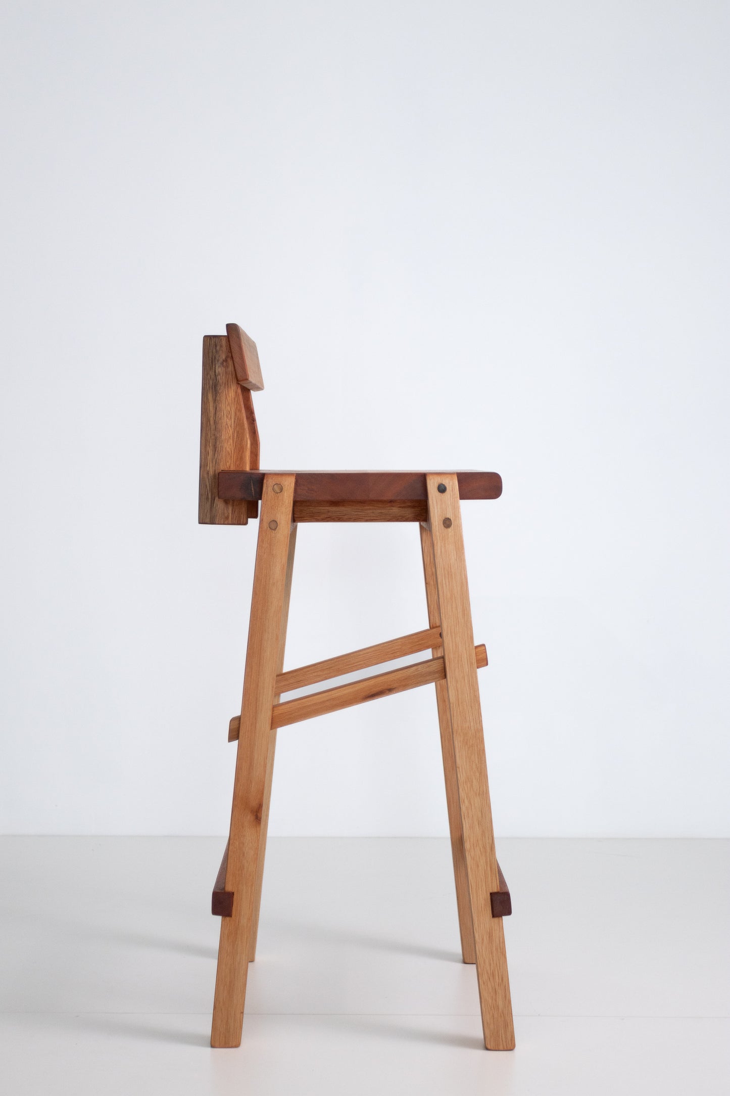 EM BREVE - Lançamento - Banqueta Catarina