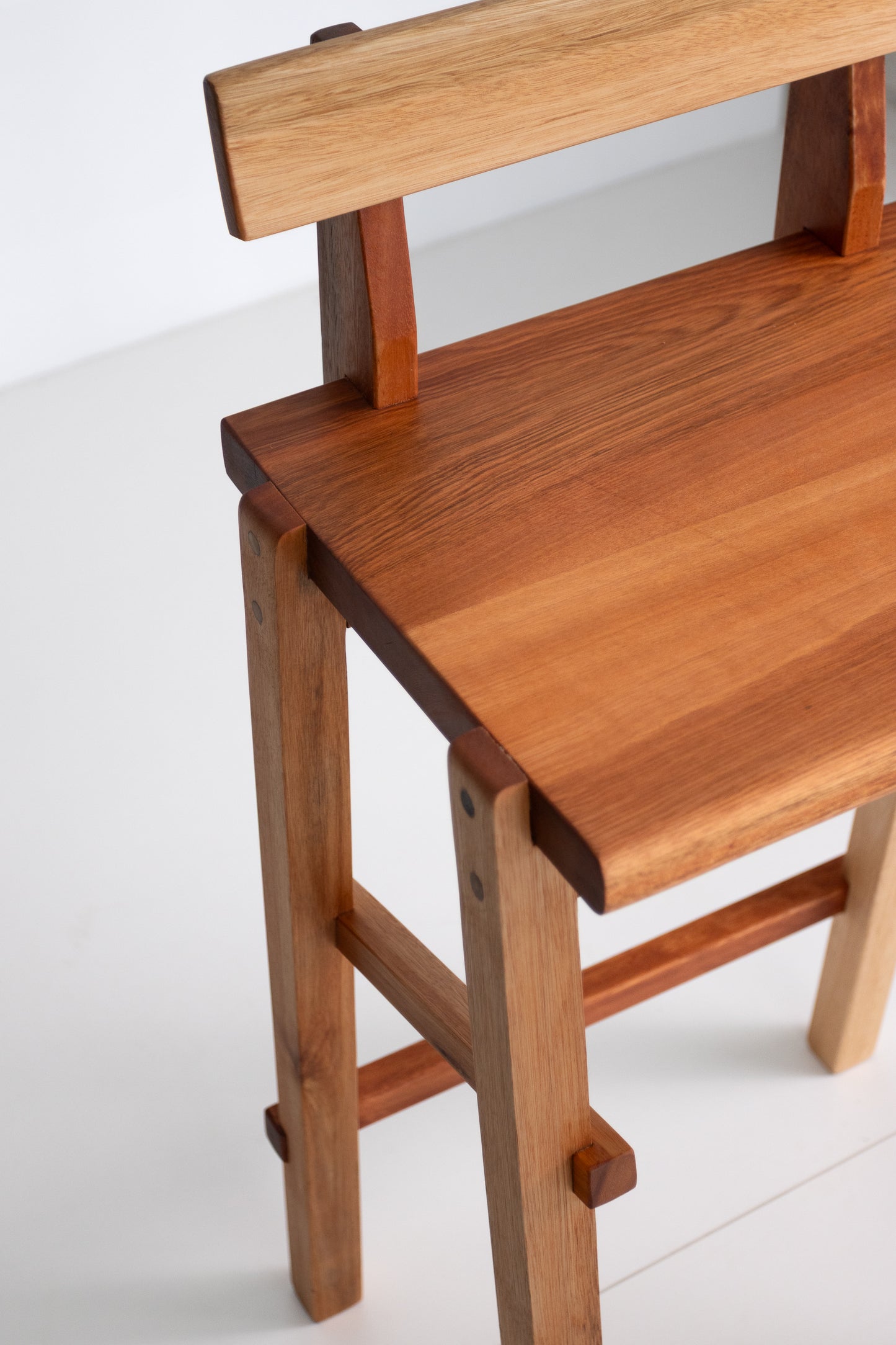 EM BREVE - Lançamento - Banqueta Catarina