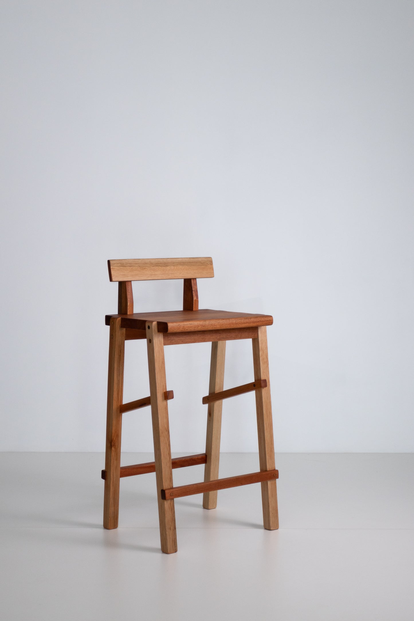 EM BREVE - Lançamento - Banqueta Catarina