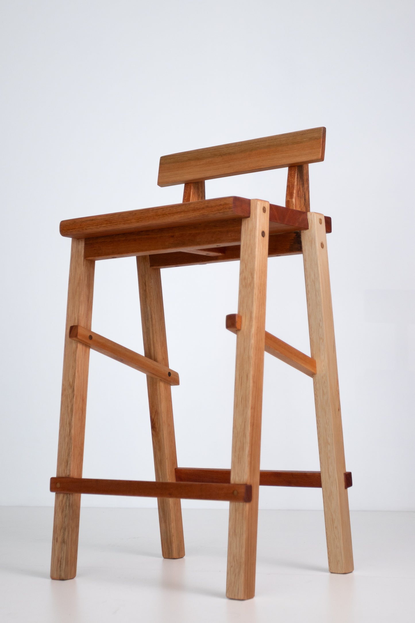 EM BREVE - Lançamento - Banqueta Catarina