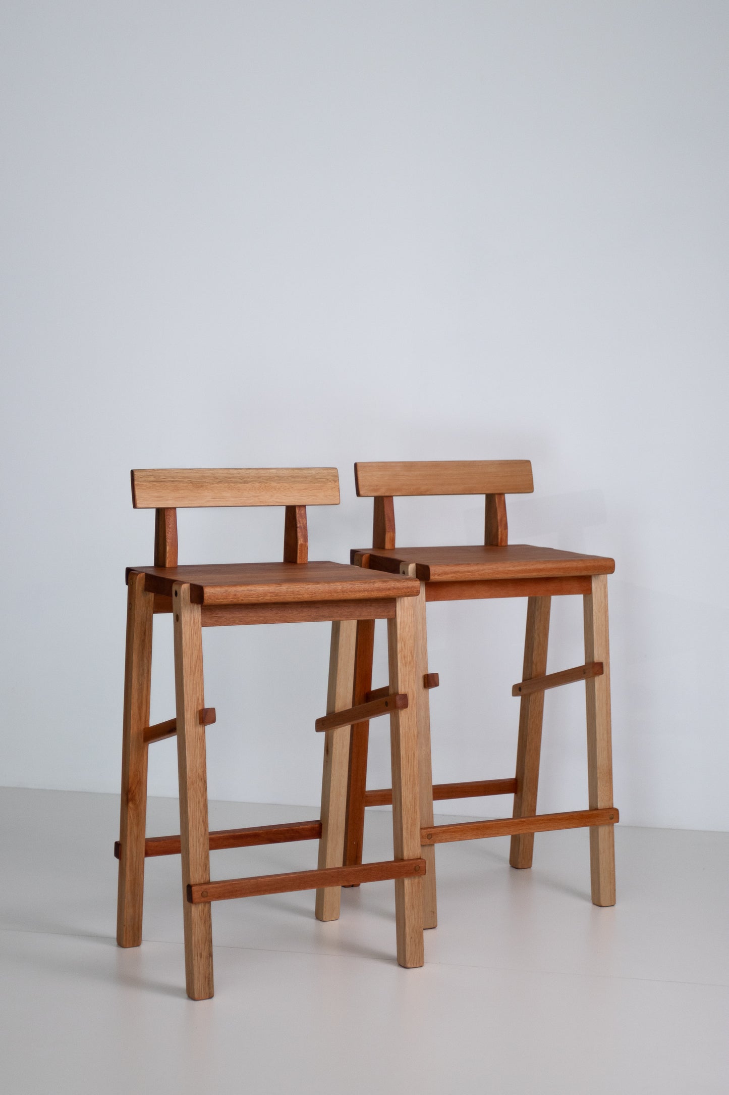 EM BREVE - Lançamento - Banqueta Catarina