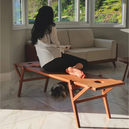 Pessoa sentada no Banco Vichy em ambiente de estar
