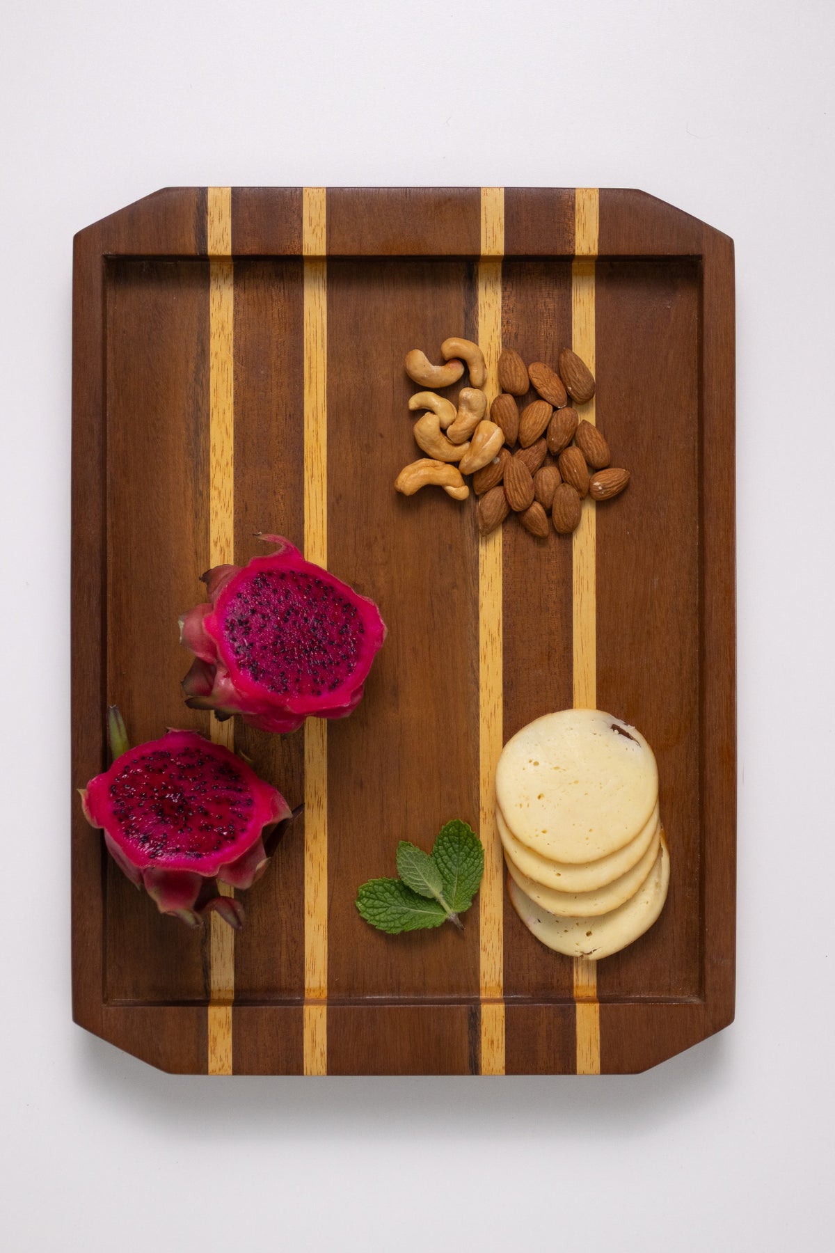 Bandeja Aurora em madeira listrada com frutas e castanhas