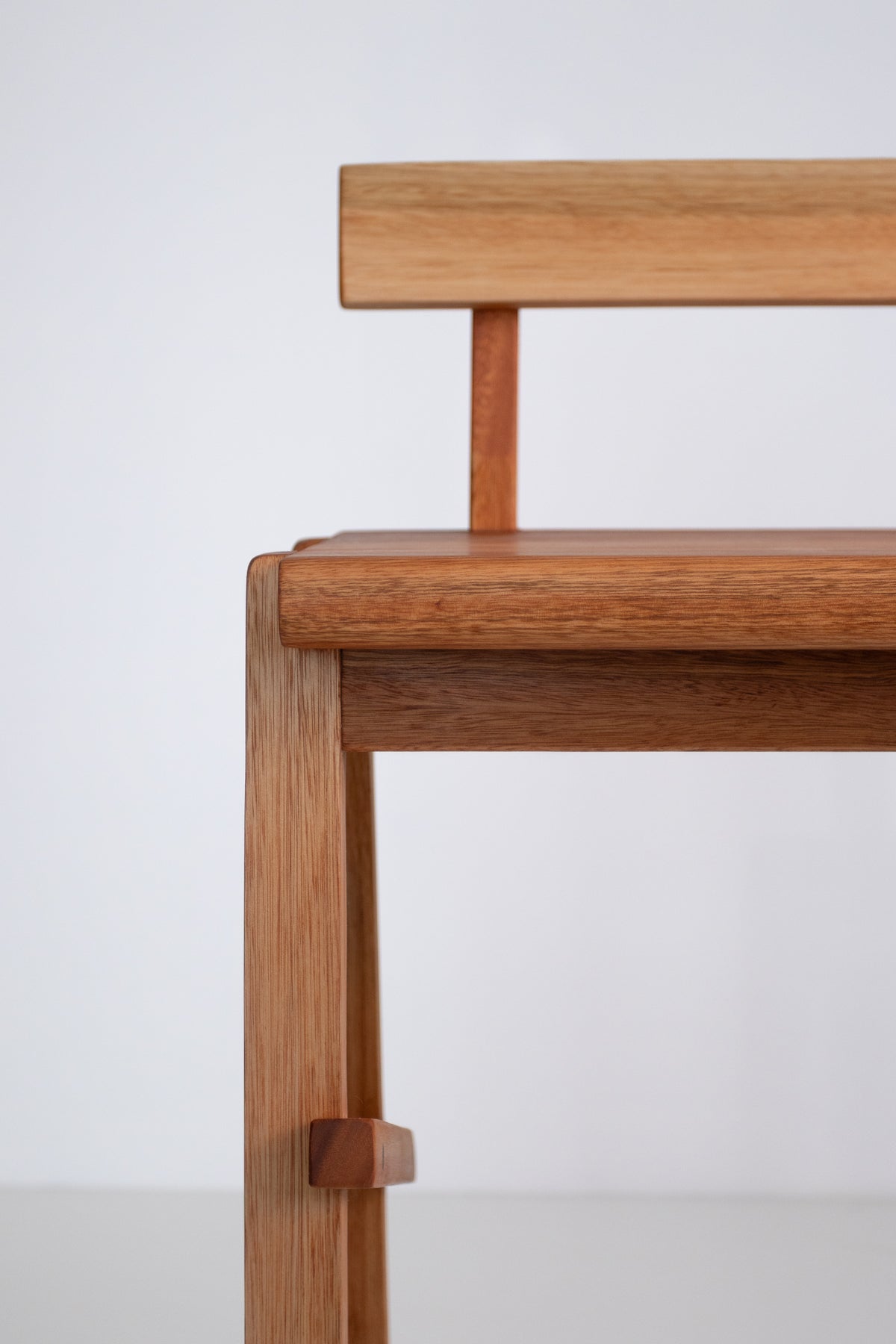 Detalhe do encosto e dos veios da banqueta Catarina