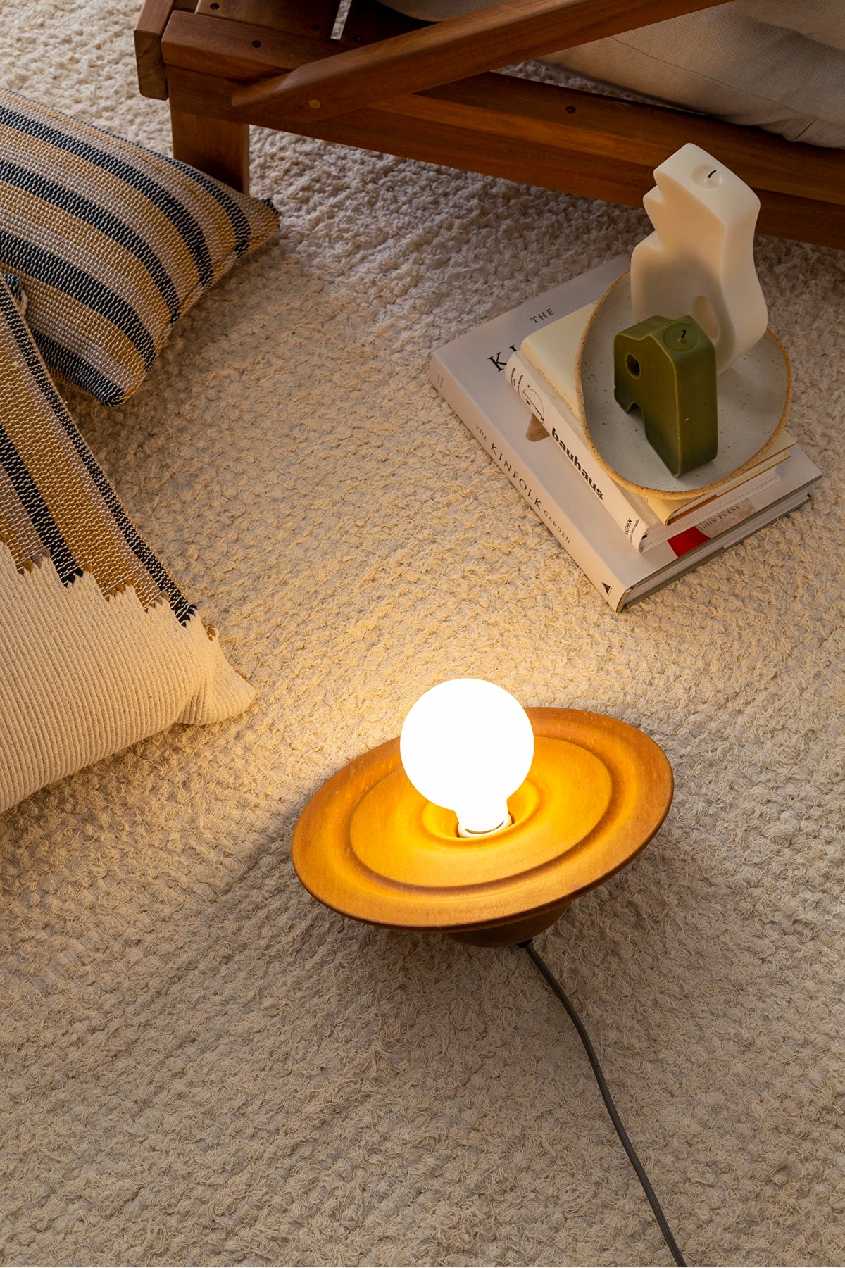 Luminária Astro Rei acesa em composição de sala