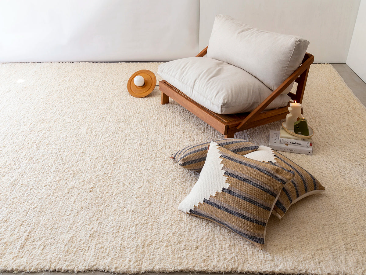 Poltrona Amyr com futons e almofadas em ambiente interno