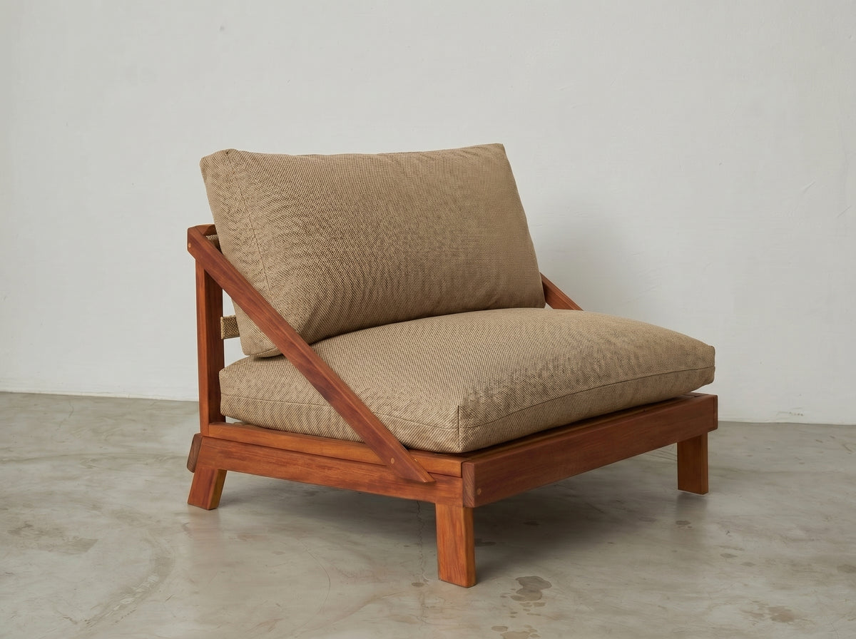 Poltrona Amyr com futons em tom bege