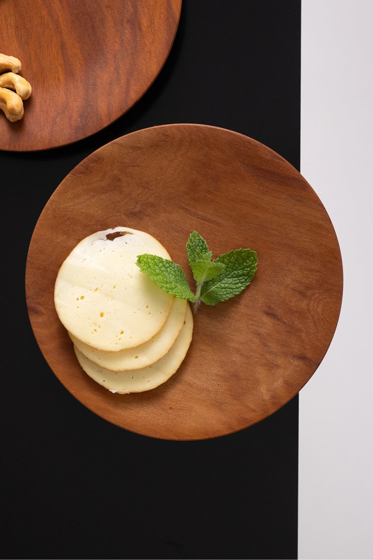 Prato Ligno Duo visto de cima com queijo e folhas