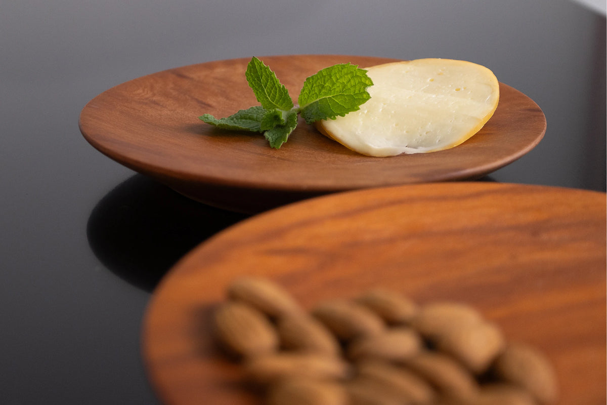 Pratos Ligno Duo em composição com queijo e castanhas