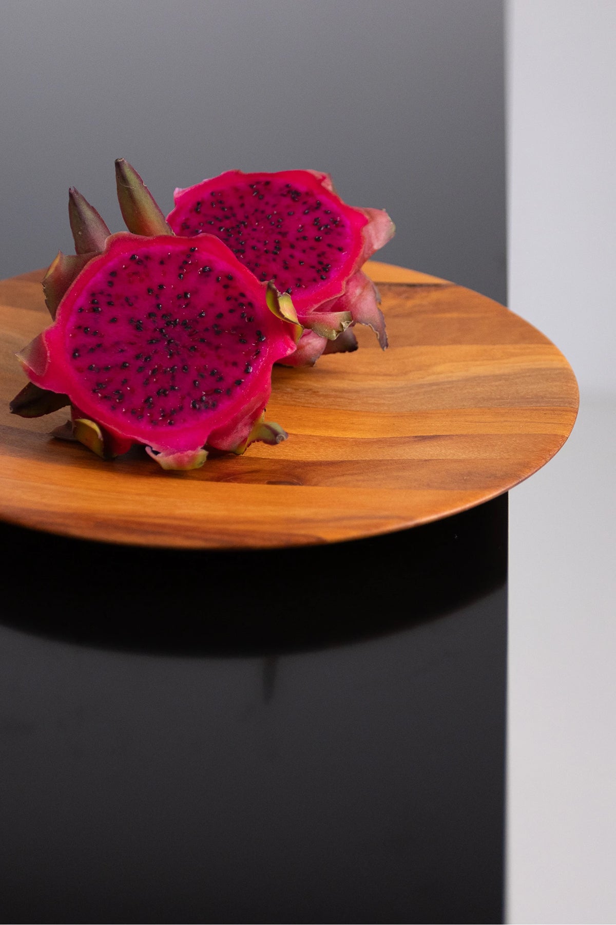 Prato Ligno Duo com frutas sobre fundo escuro