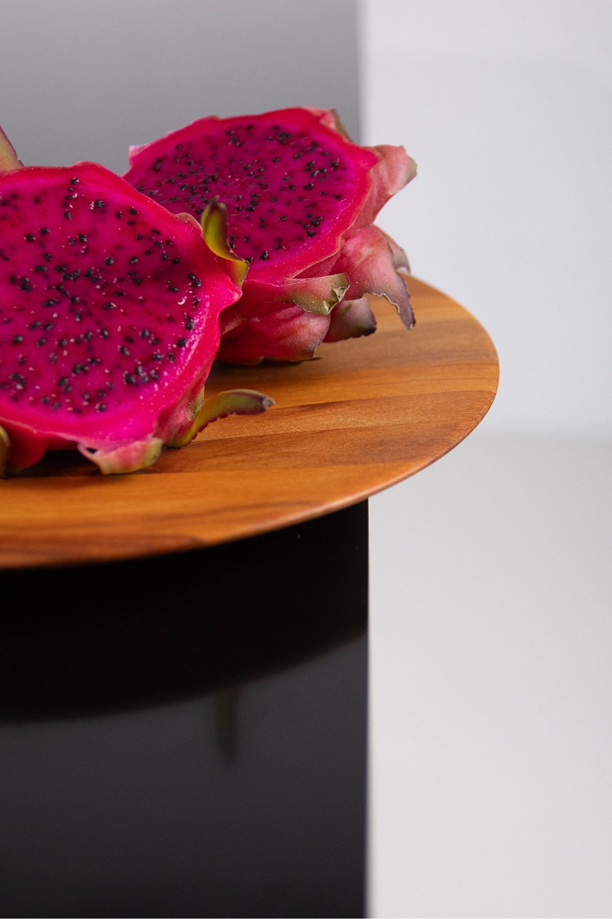 Detalhe do prato Ligno Duo com frutas cortadas