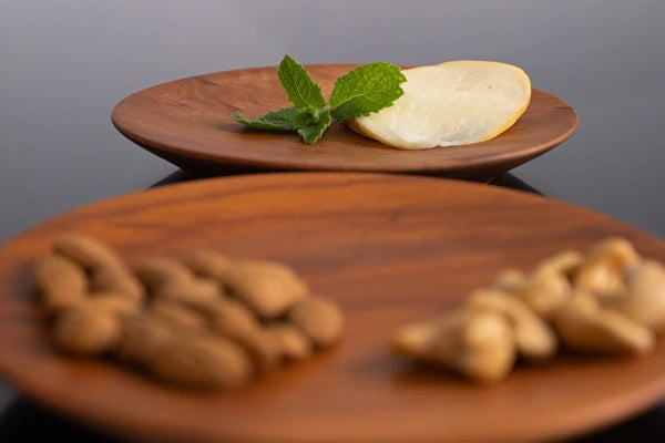 Composição de pratos Ligno Duo com queijo e castanhas